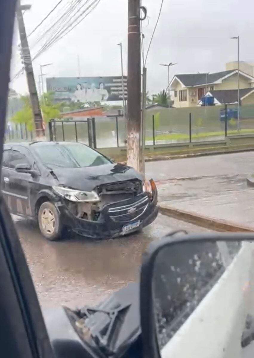 Acidente na Isaura Parente envolve família e motorista de aplicativo