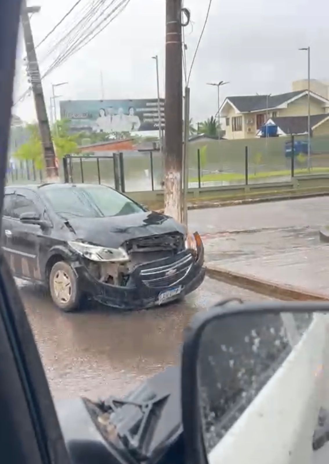 Acidente na Isaura Parente envolve família e motorista de aplicativo