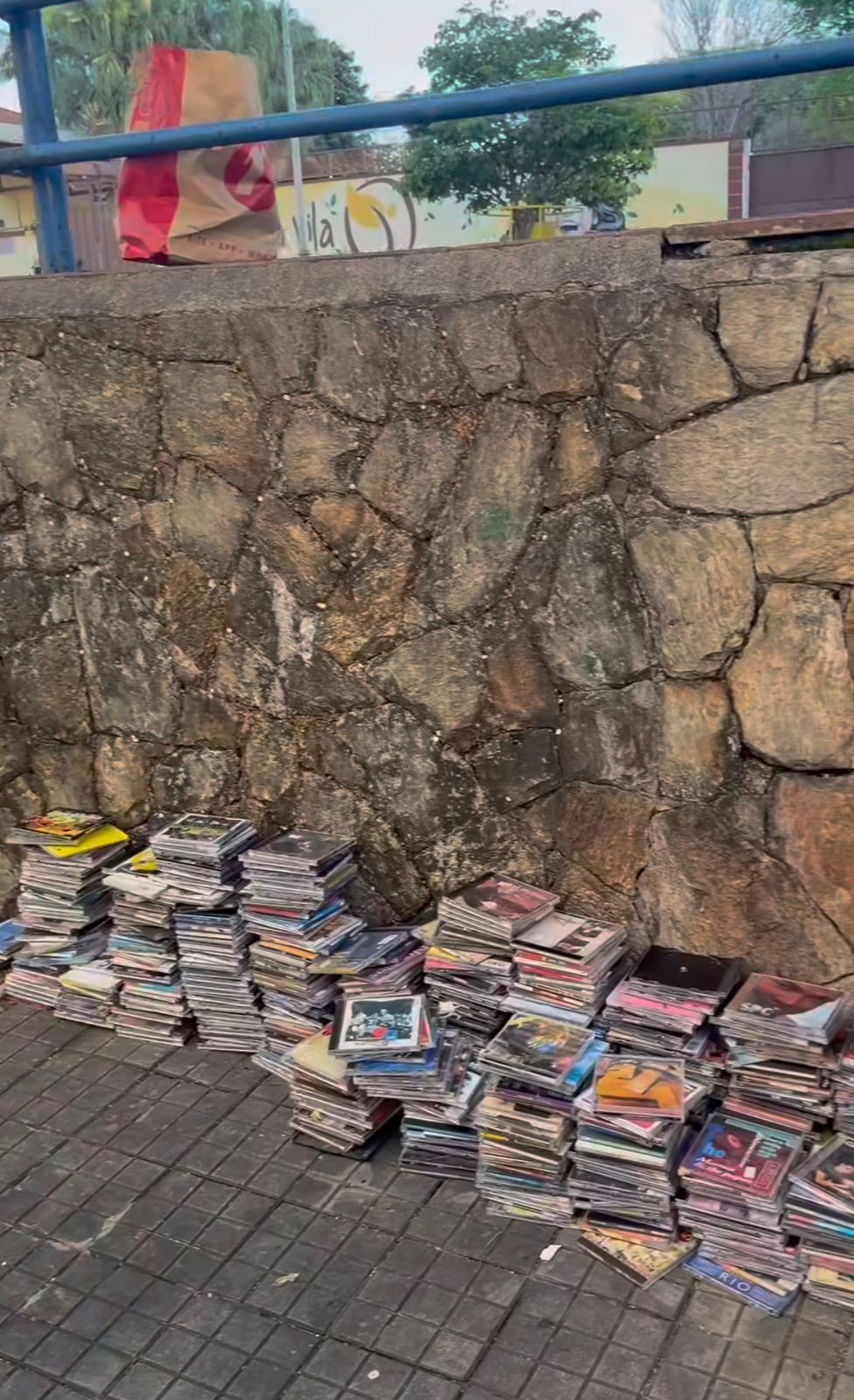 Homem entra em lixeira para resgatar coleção de CDs descartados