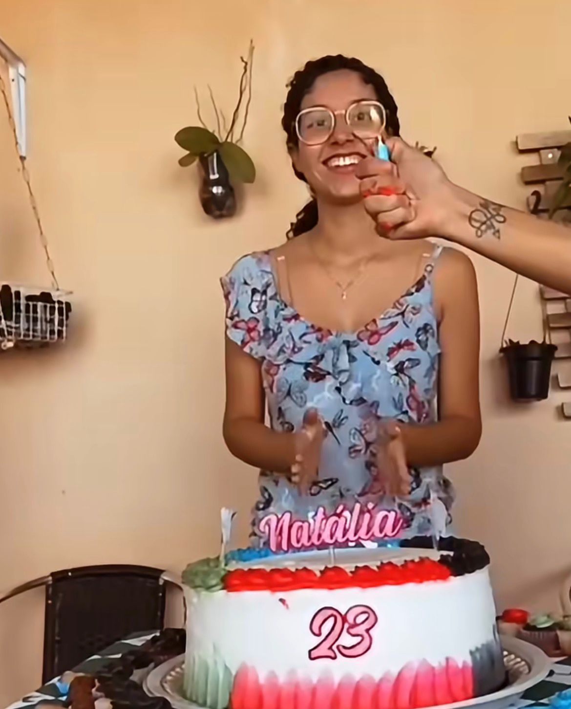 Família viraliza ao dividir um único bolo para quatro aniversariantes do mês