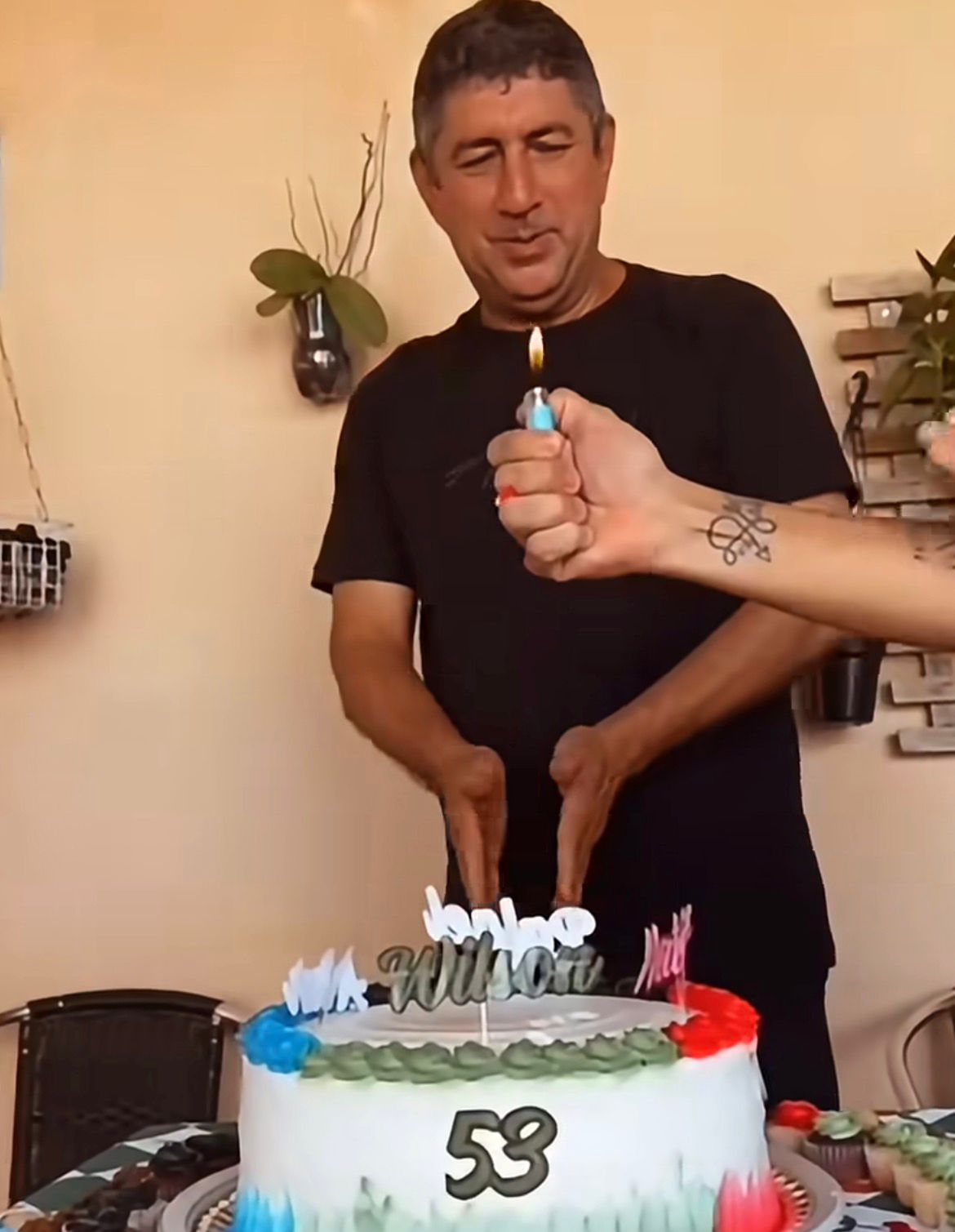 Família viraliza ao dividir um único bolo para quatro aniversariantes do mês