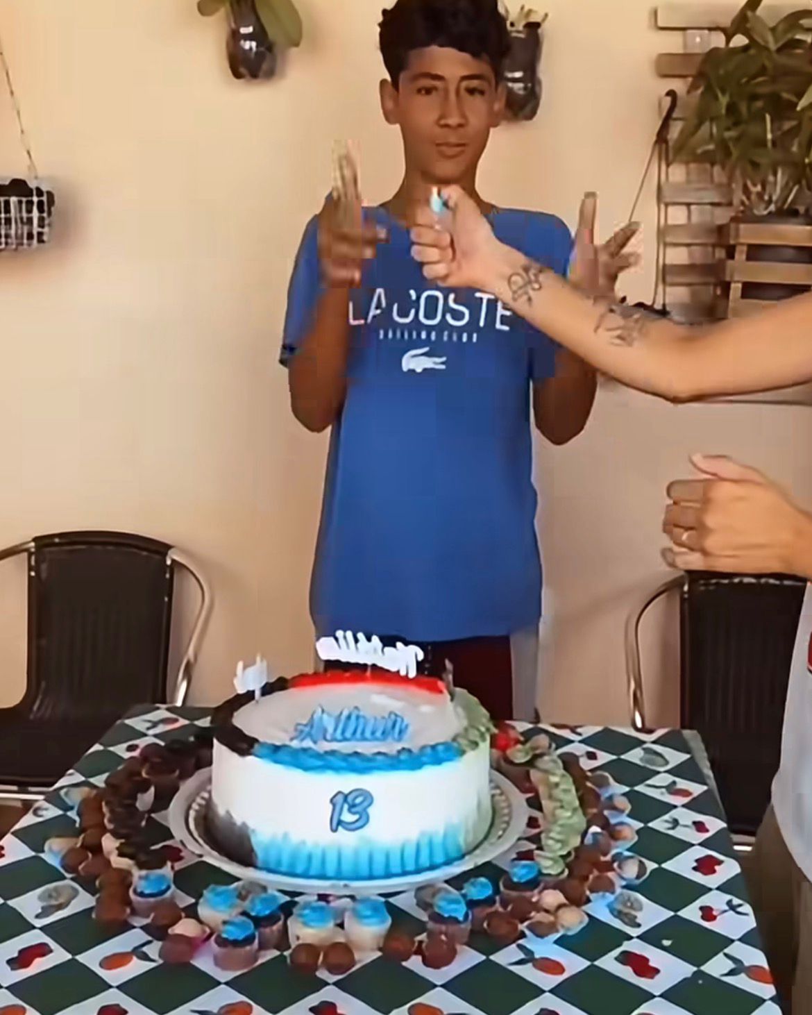 Família viraliza ao dividir um único bolo para quatro aniversariantes do mês