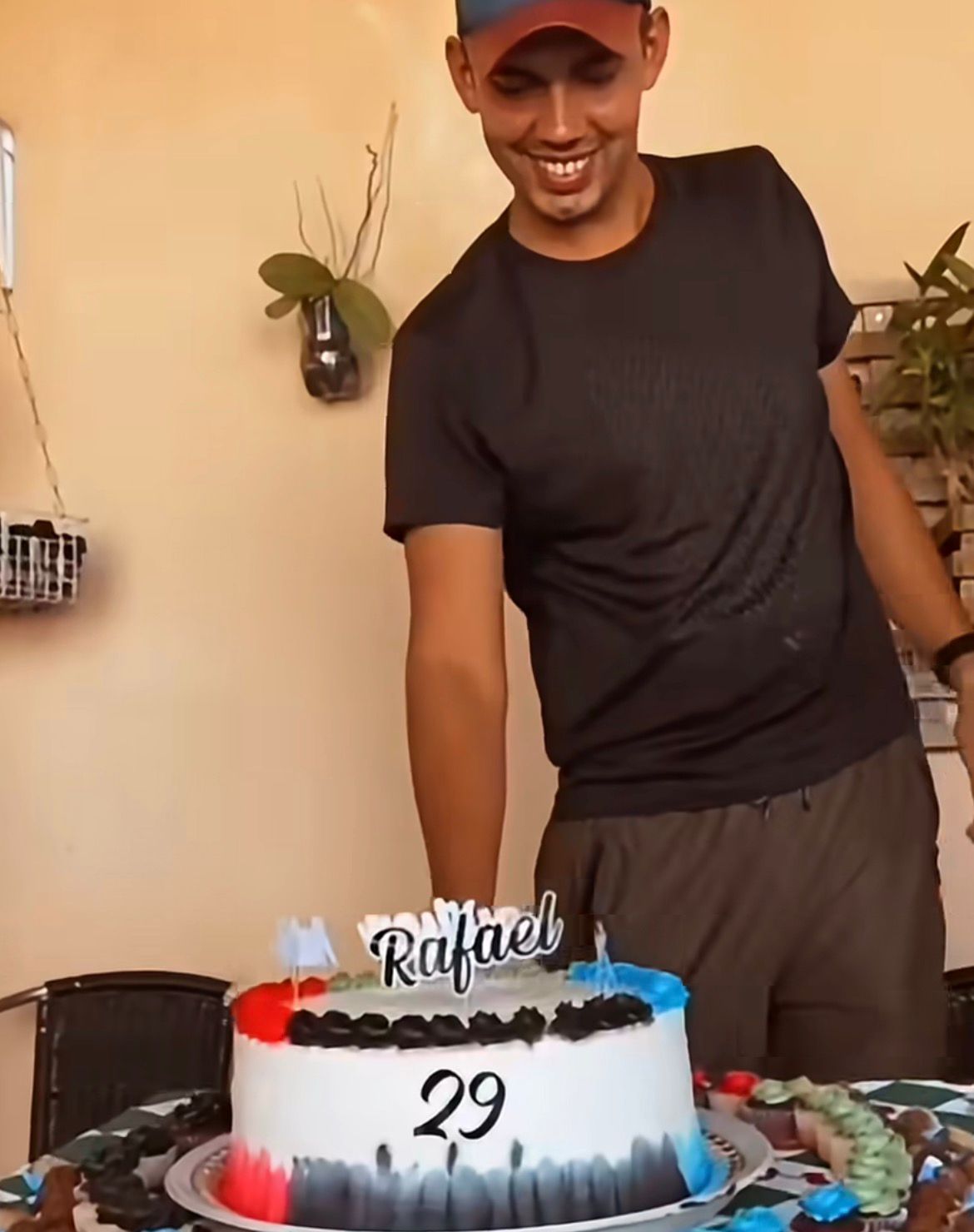 Família viraliza ao dividir um único bolo para quatro aniversariantes do mês