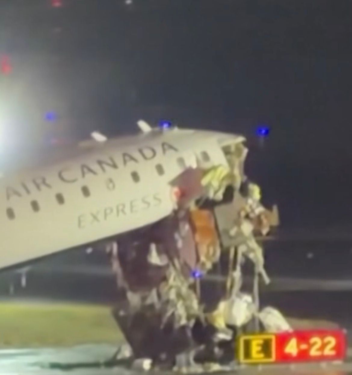 Acidente entre avião e caminhão de bombeiros fecha aeroporto LaGuardia em Nova York