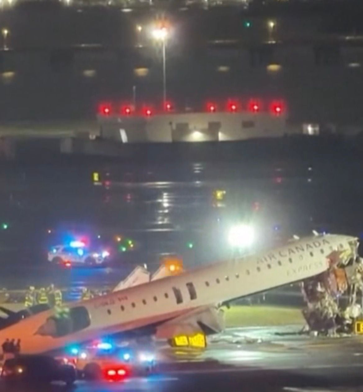 Acidente entre avião e caminhão de bombeiros fecha aeroporto LaGuardia em Nova York
