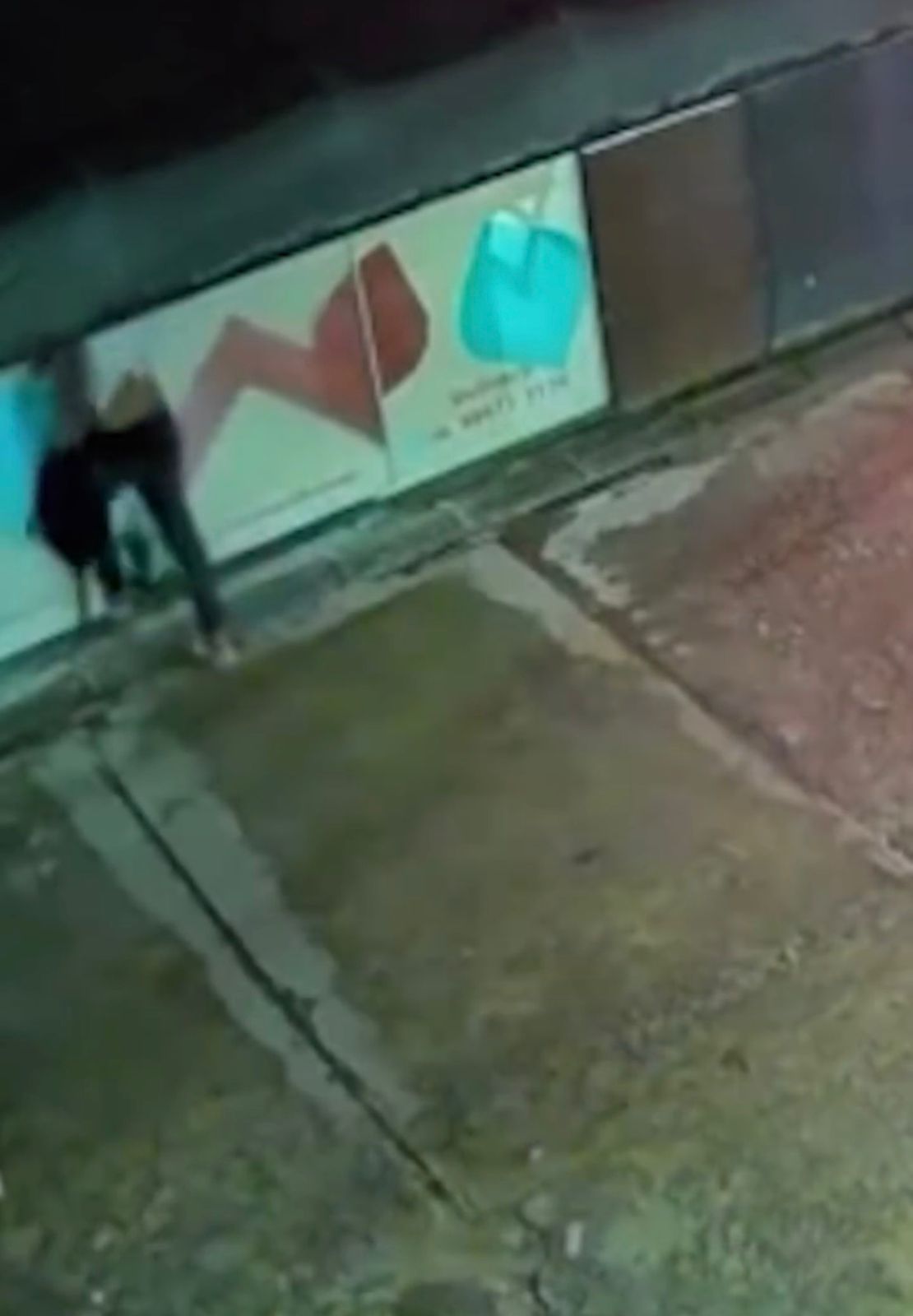Câmeras flagram suspeitos invadindo doceria em Rio Branco