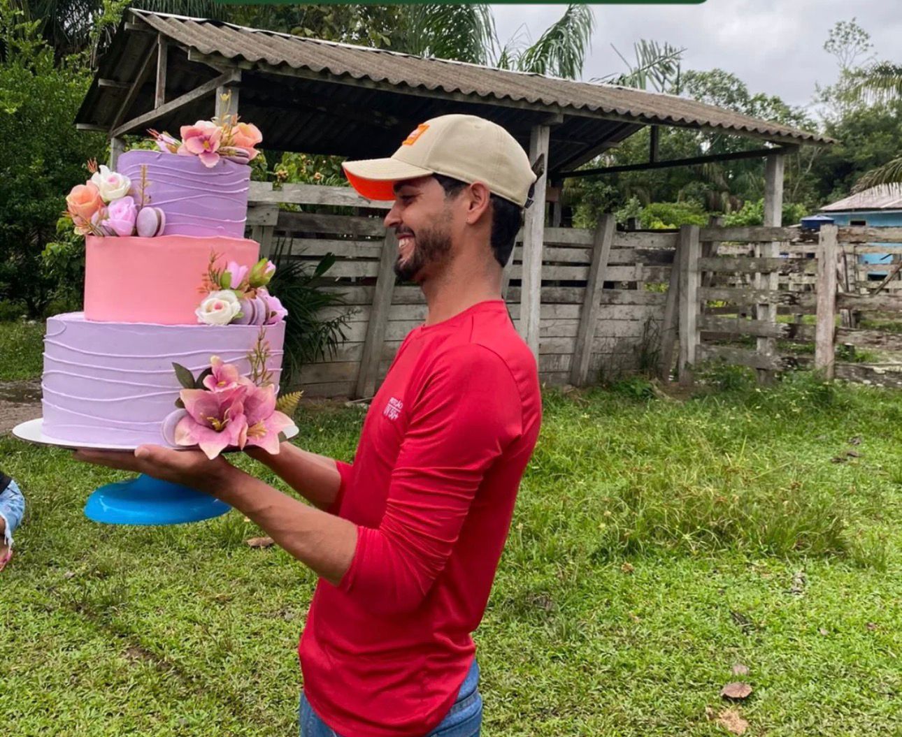 Entre rios e sabores: confeiteiro de Sena leva bolos de canoa para comunidades rurais