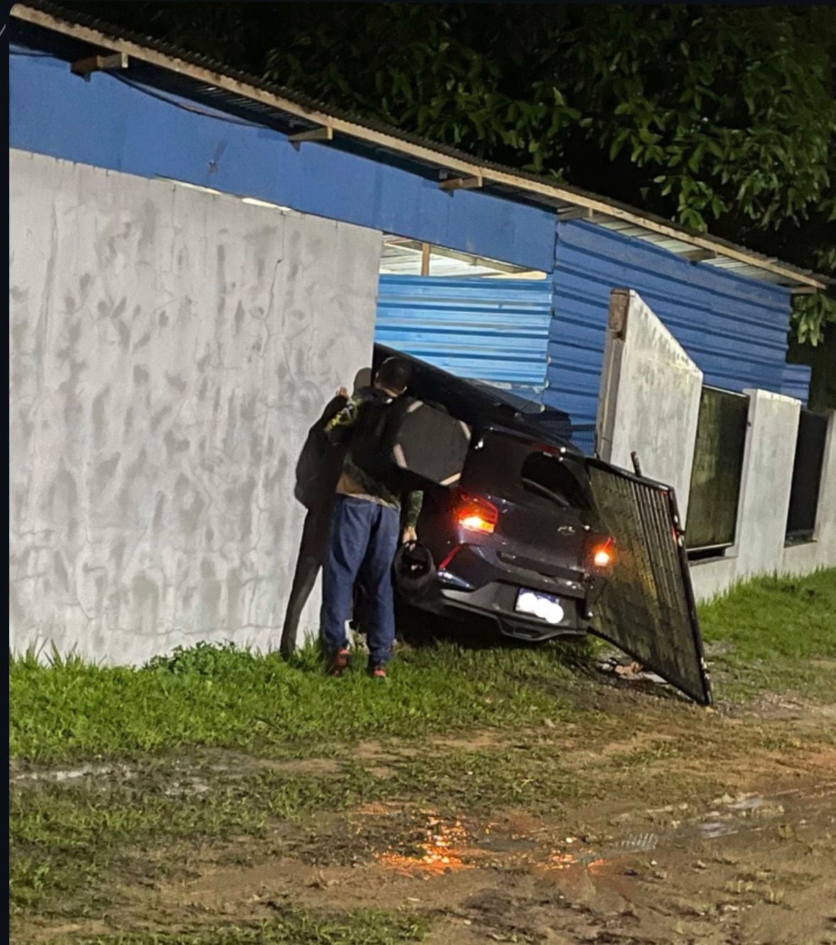 Carro colide contra muro da Ufac durante a madrugada em Cruzeiro do Sul
