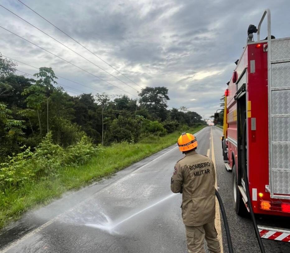 De acordo com os bombeiros, cerca de 300 metros da pista foram atingidos pelo óleo