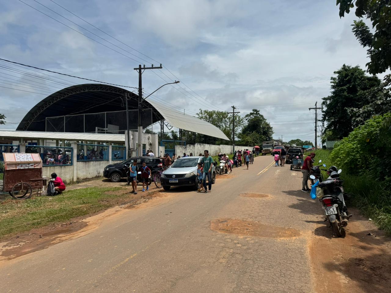 Moradores reforçam pedido por implantação de lombadas em frente às escolas