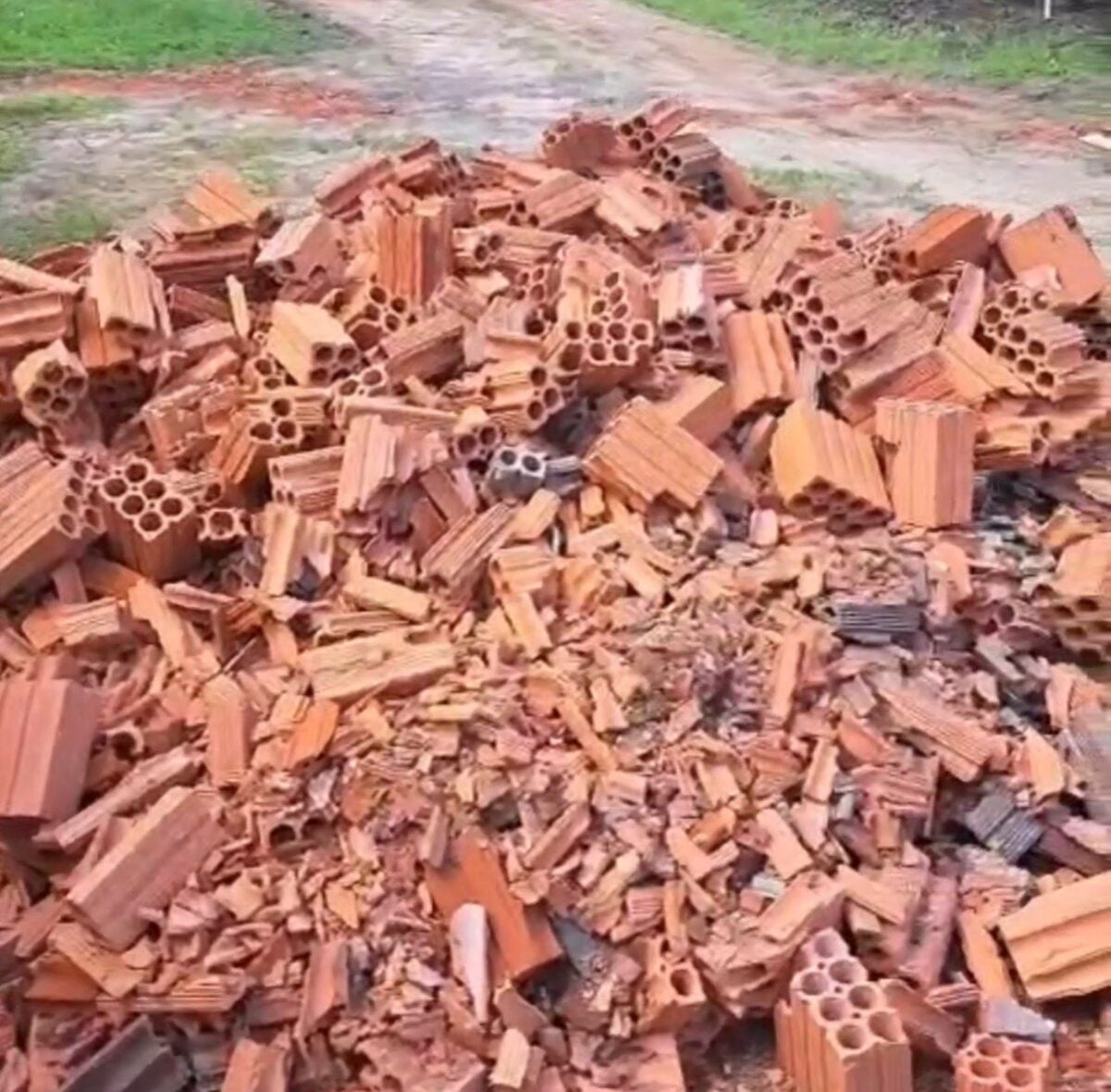 Vereador doa concreto para amenizar transtornos em rua de Sena Madureira