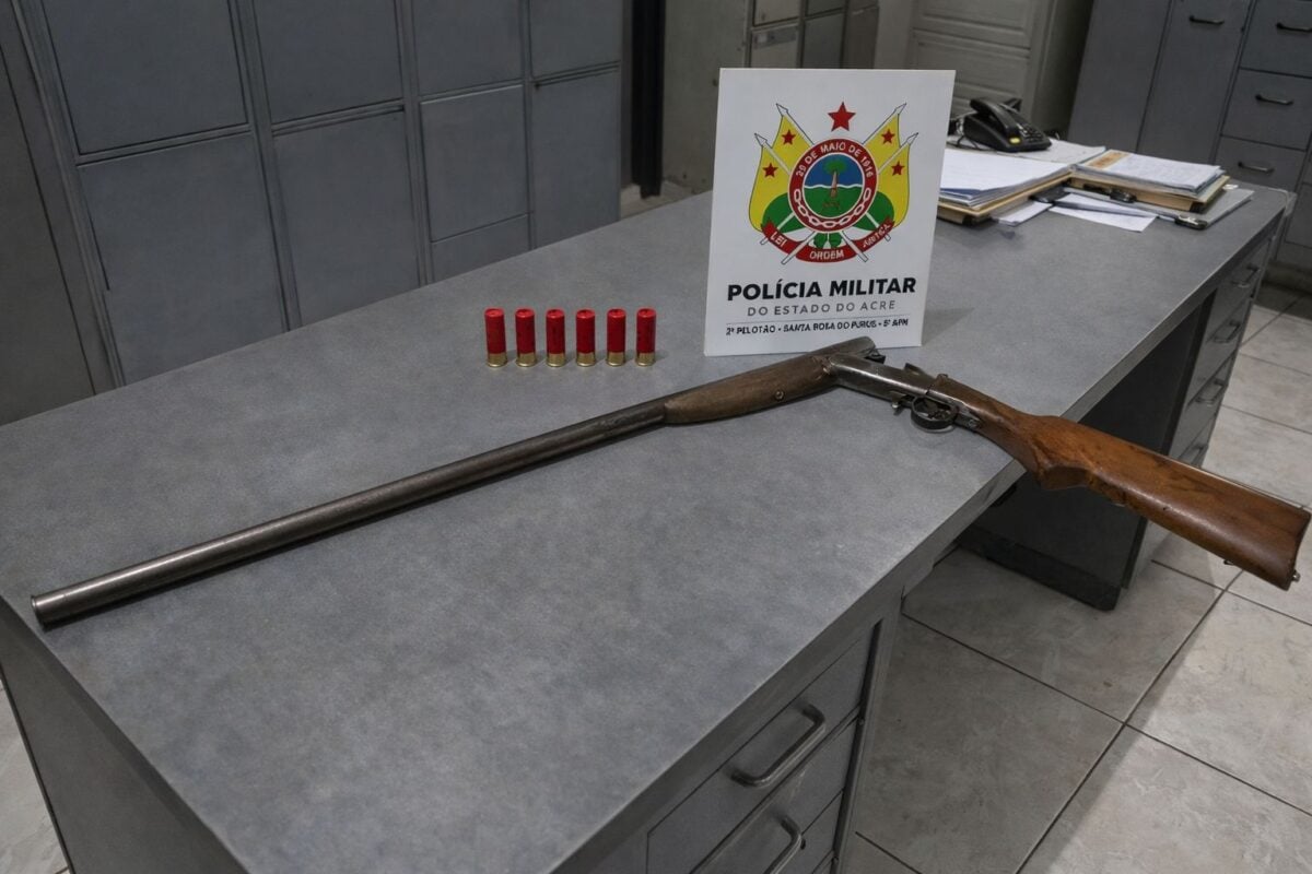 PM apreende arma de fogo após briga e conduz três pessoas a delegacia