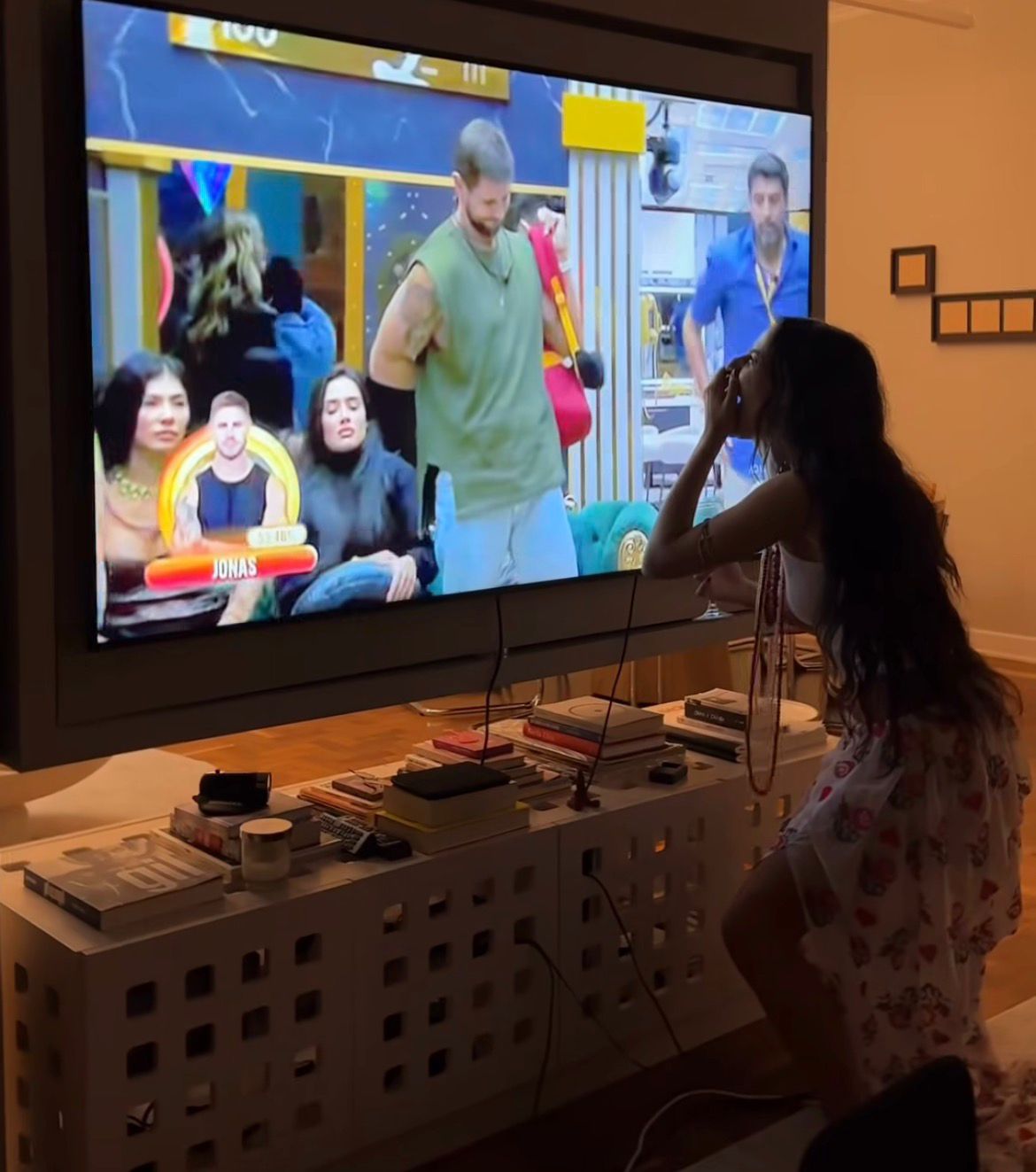 Cantora Marina Sena festeja eliminação de Jonas e vitória do namorado