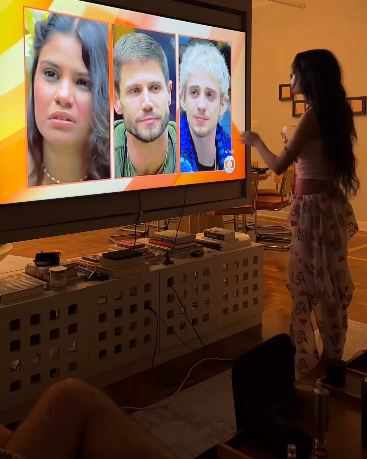 Cantora Marina Sena festeja eliminação de Jonas e vitória do namorado