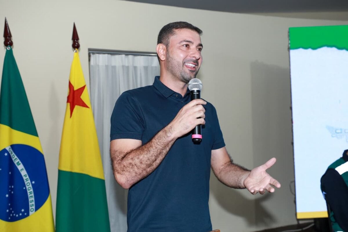 Nicolau Júnior destaca criação da Faculdade Estadual do Acre como avanço histórico