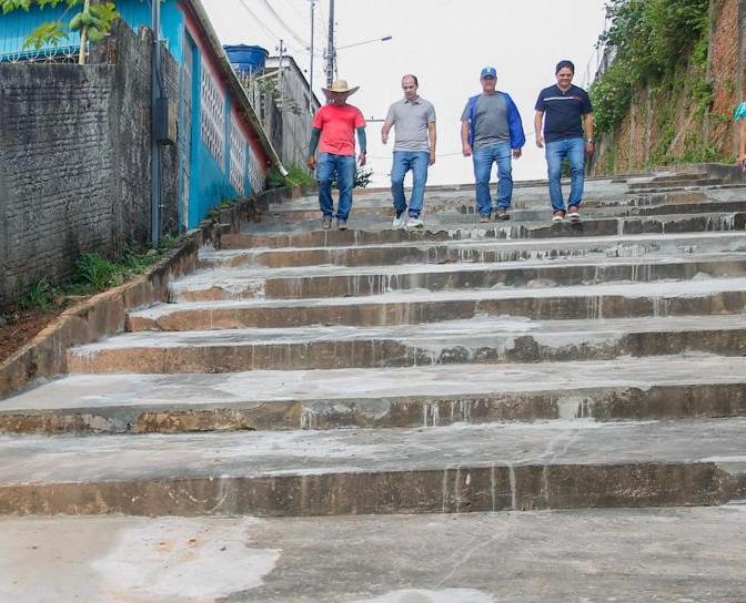 Prefeitura de Cruzeiro do Sul reforma escadaria do Instituto Santa Terezinha