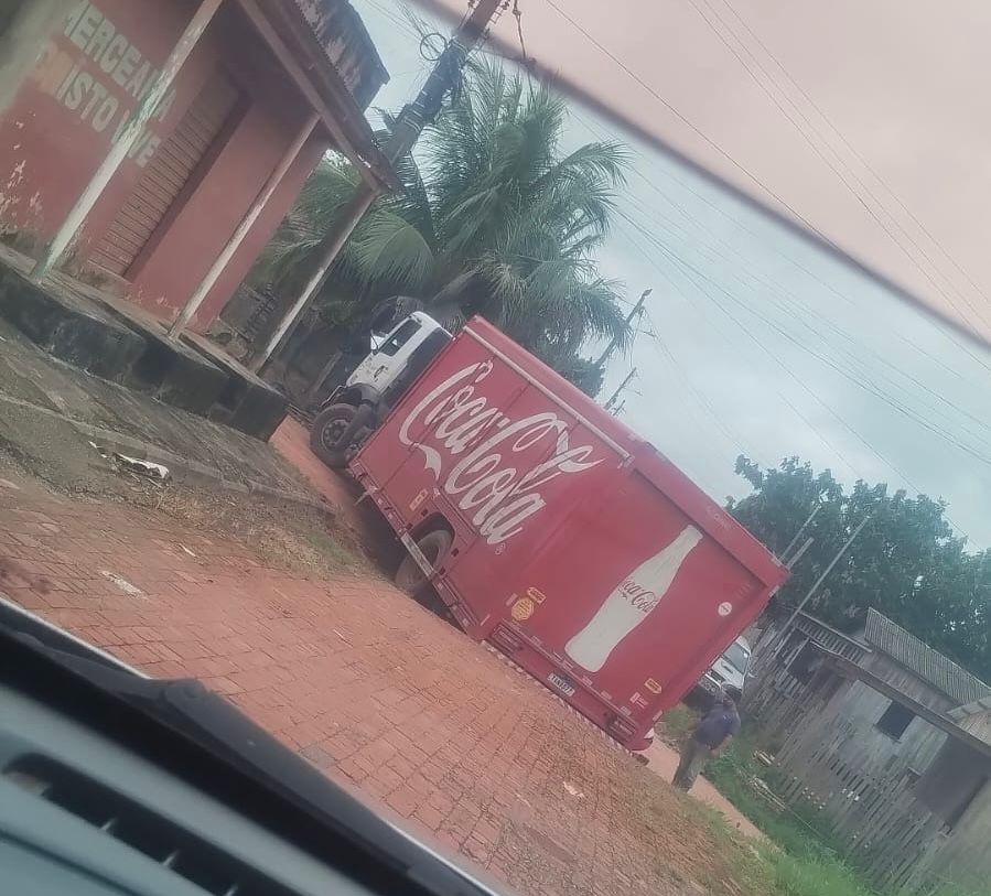 Caminhão da Coca-Cola atola em rua de Sena Madureira
