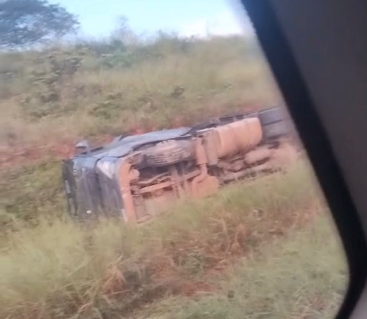 Até o momento, não há informações oficiais sobre as causas do tombamento, nem confirmação de feridos.