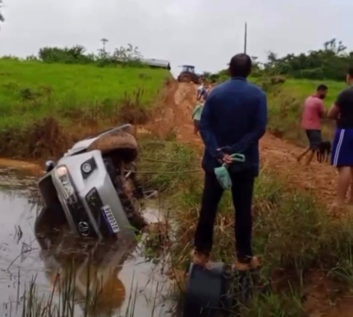 Caminhonete cai em açude durante obras em ramal de Rodrigues Alves