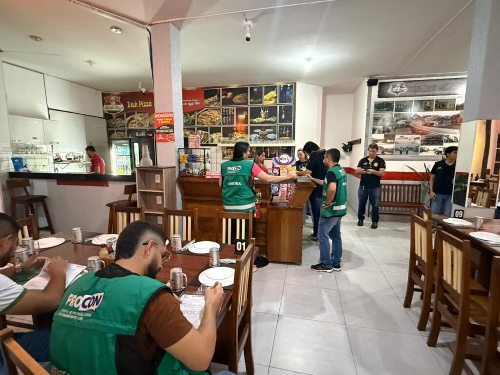 Procon fiscaliza restaurantes e lanchonetes em operação em Cruzeiro do Sul