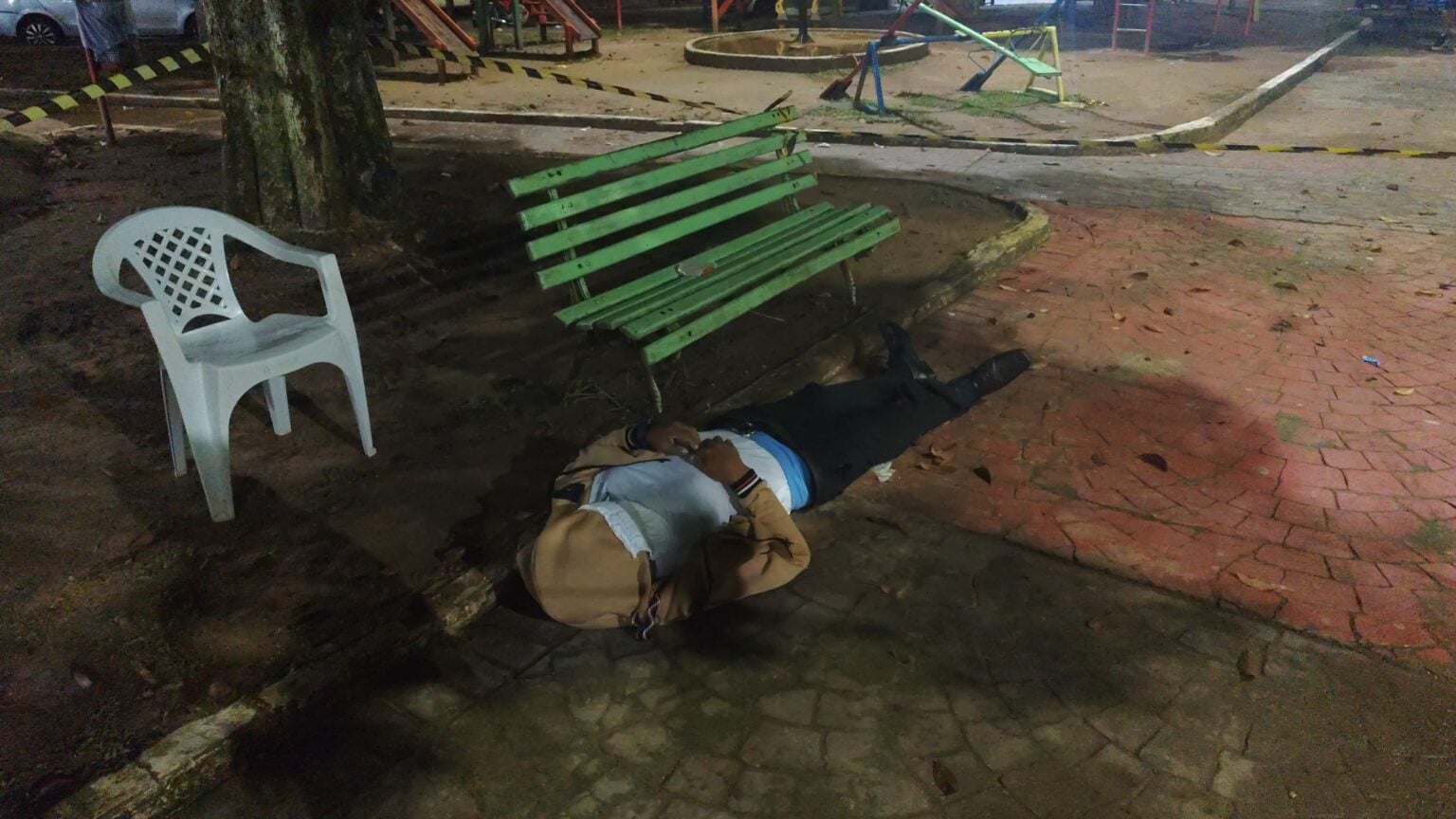Idoso morre em banco de praça em frente ao ginásio de Brasiléia