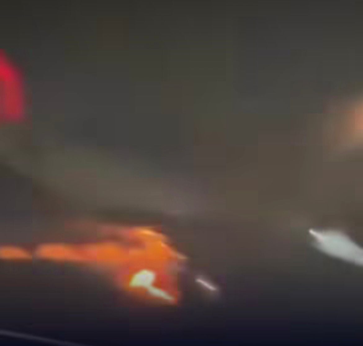 Voo com 300 passageiros faz pouso de emergência após explosão em turbina