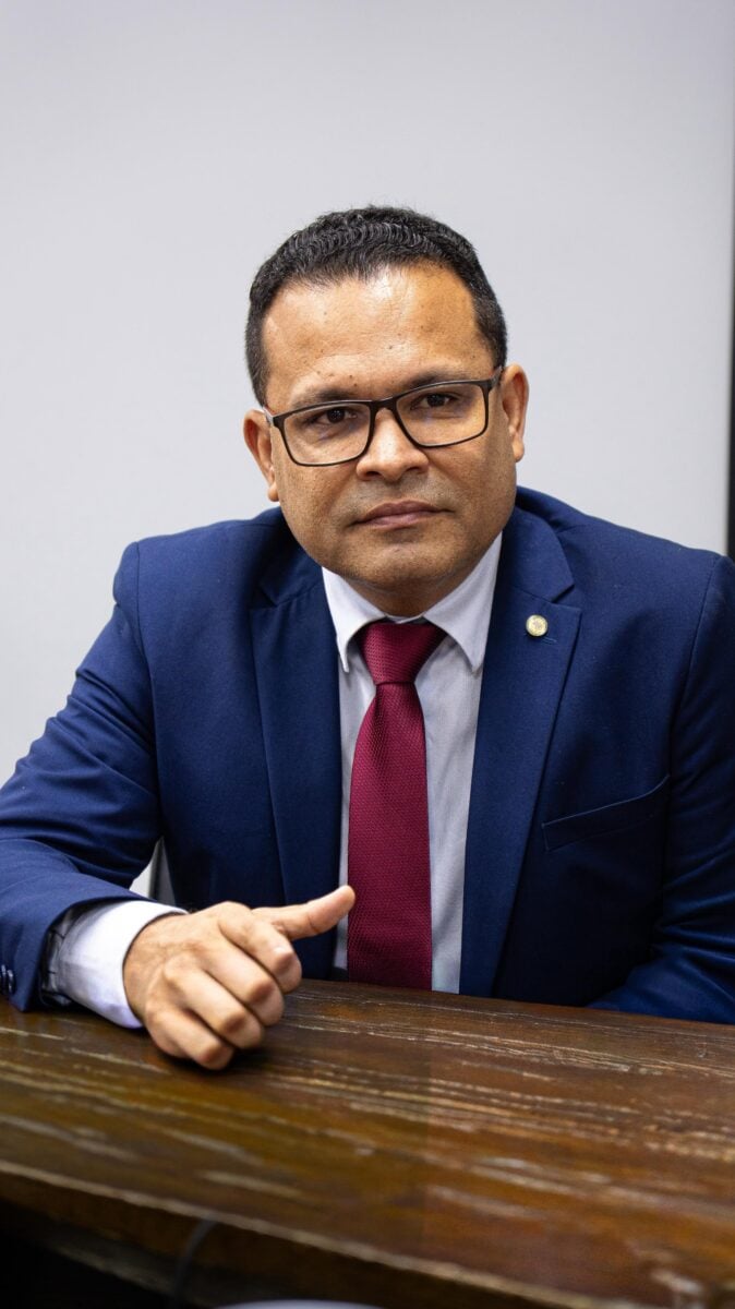 Tadeu Hassem homenageia bombeiro e propõe indenização para mergulhadores