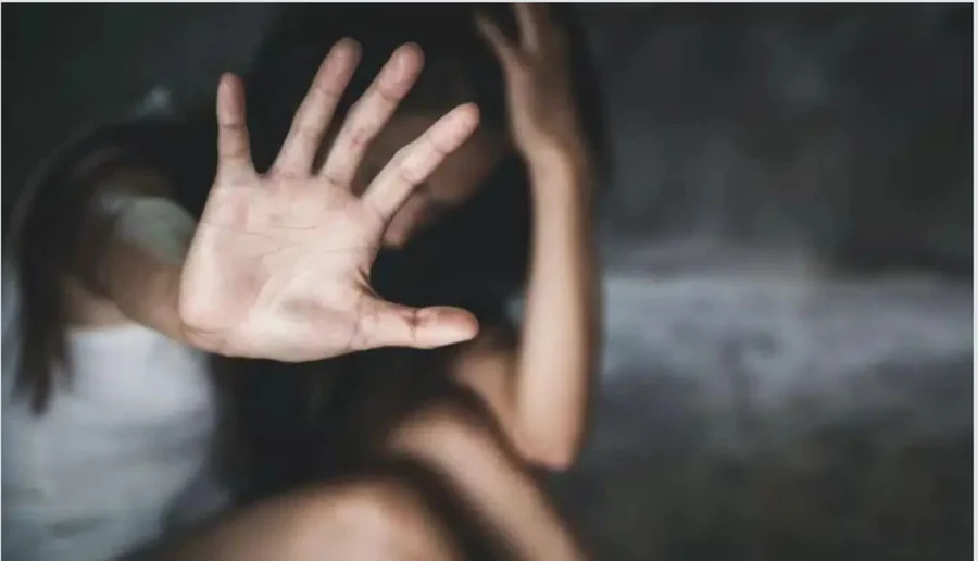 Uma passageira viveu momentos de pânico na manhã desta quinta-feira (26/03) em Águas Claras, no Distrito Federal. Enquanto aguardava o transporte coletivo, a mulher foi surpreendida por um homem em situação de rua que a agarrou à força, apalpou partes de seu corpo e tentou beijá-la. A agressão foi tão violenta que a vítima sofreu ferimentos na boca.