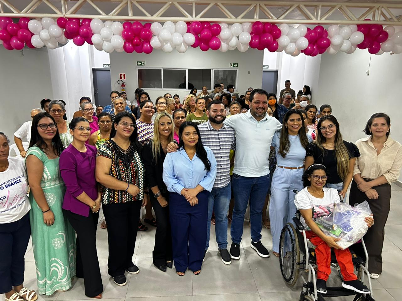 Mulheres vítimas de violência recebem kits de apoio durante programação do Março Mulher