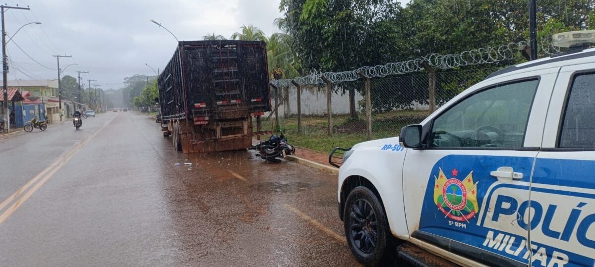Motociclista acabou colidindo na traseira de um caminhão boiadeiro que estava estacionado na via/Foto: Reprodução