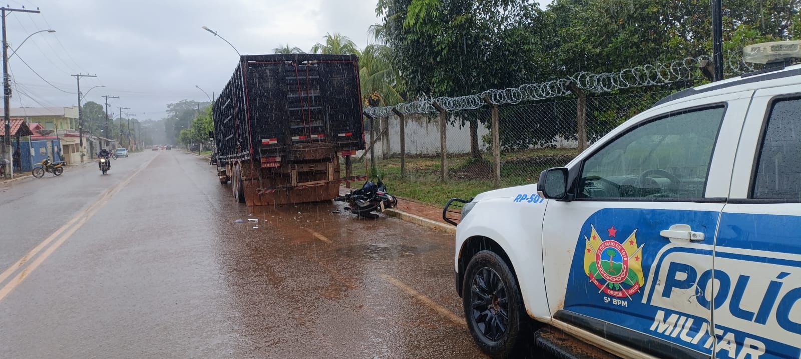 Motociclista acabou colidindo na traseira de um caminhão boiadeiro que estava estacionado na via/Foto: Reprodução