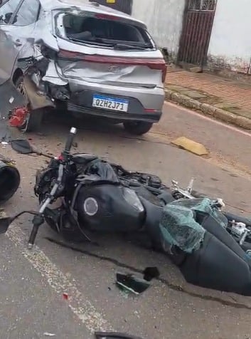 Motociclista bate em carro estacionado e fica em estado gravíssimo