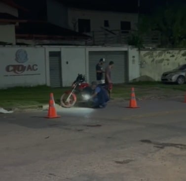 Acidente entre duas motos e carro