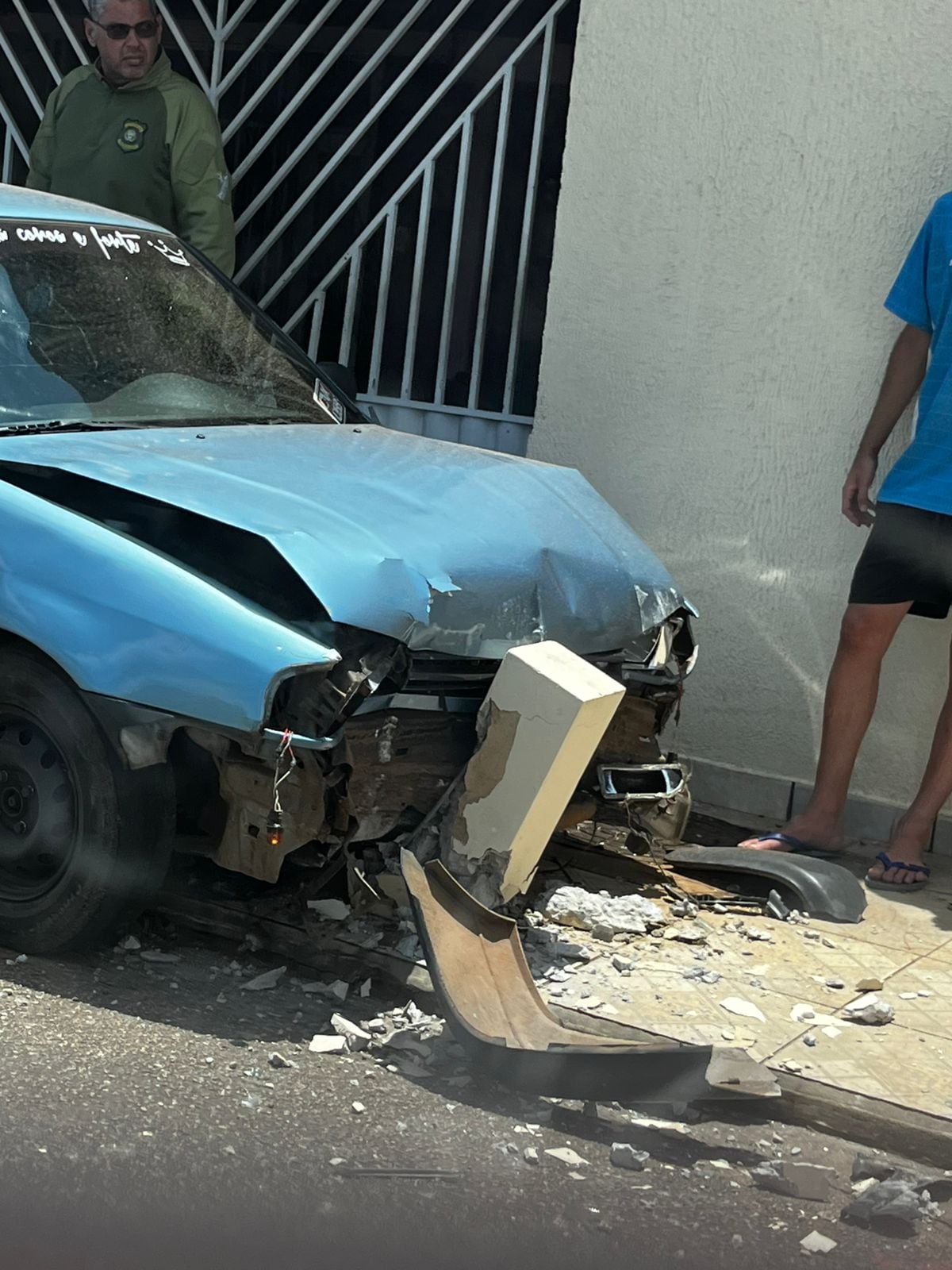 Motorista perde controle, invade calçada e destrói parte da frente de carro