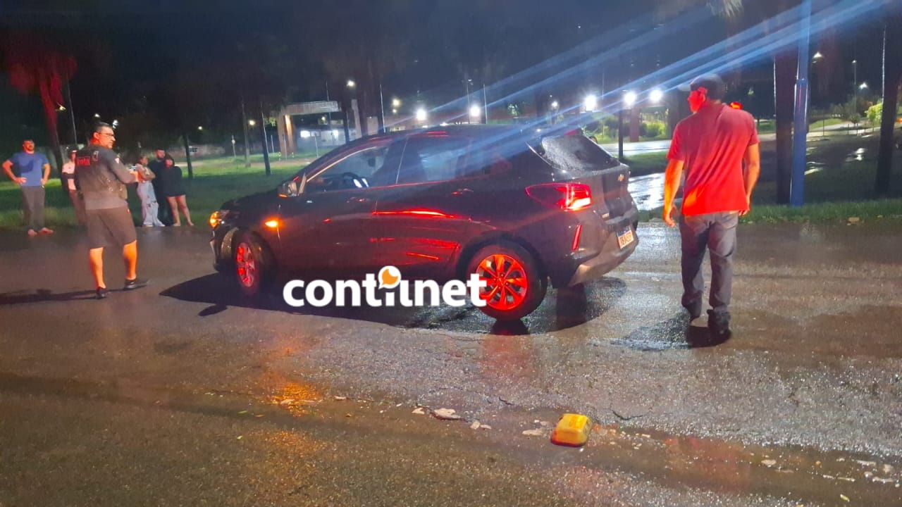 Durante o atendimento, um carro modelo Onix, que seguia no sentido contrário da rodovia, acabou colidindo com a motocicleta do casal que havia parado para ajudar