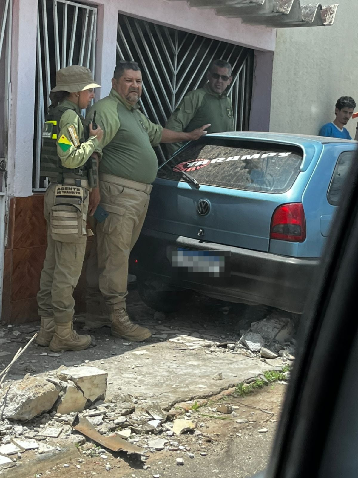 O acidente aconteceu na via principal do bairro