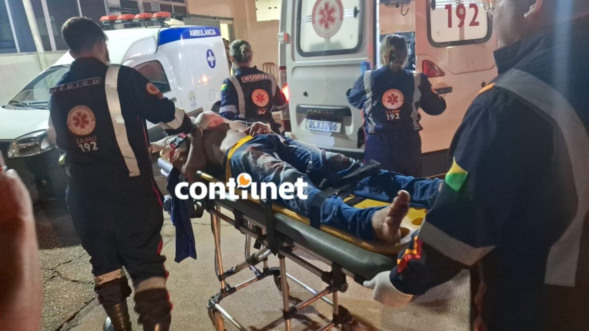 Motociclista fica ferido após acidente envolvendo dois carros