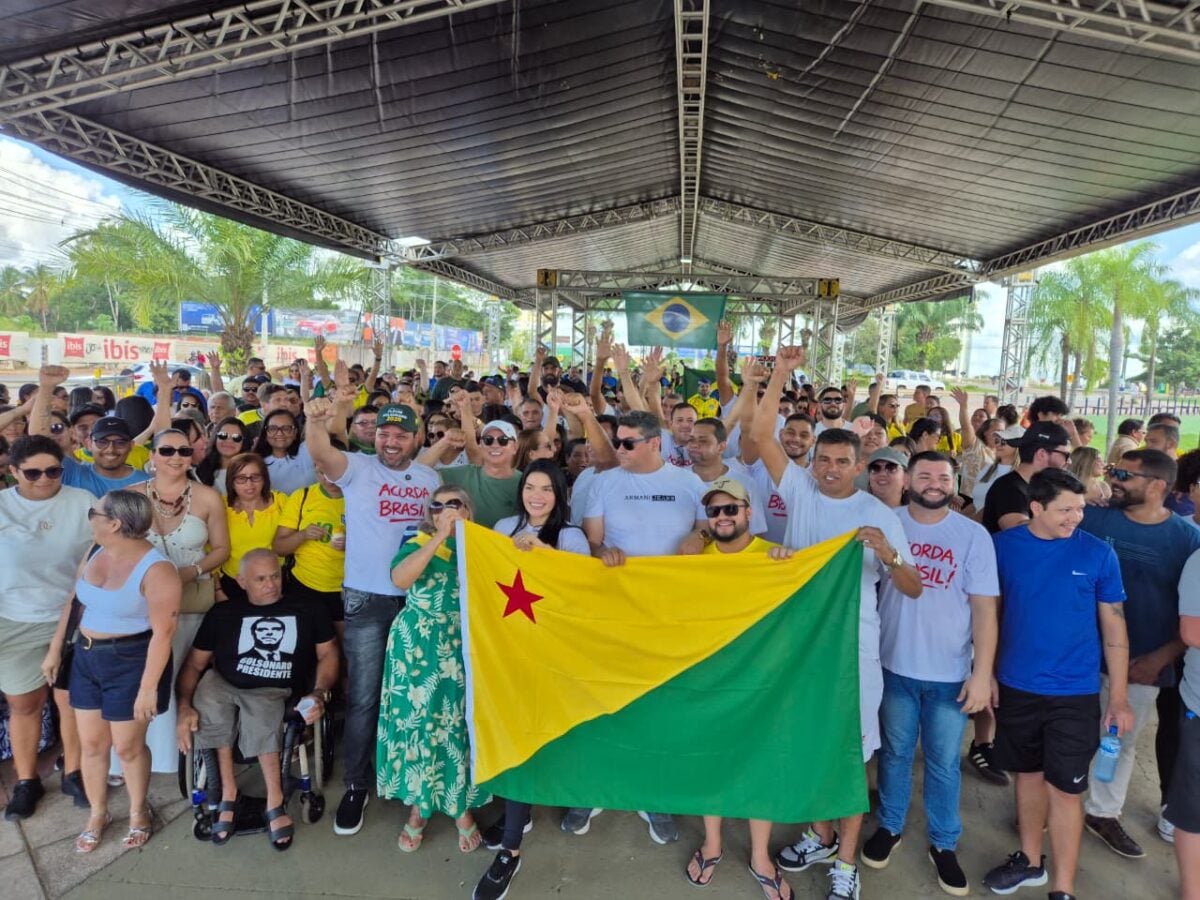 Apoiadores começam a ocupar o Lago do Amor, em Rio Branco, nas horas que antecedem o início do ato “Acorda Brasil” deste domingo (1º).