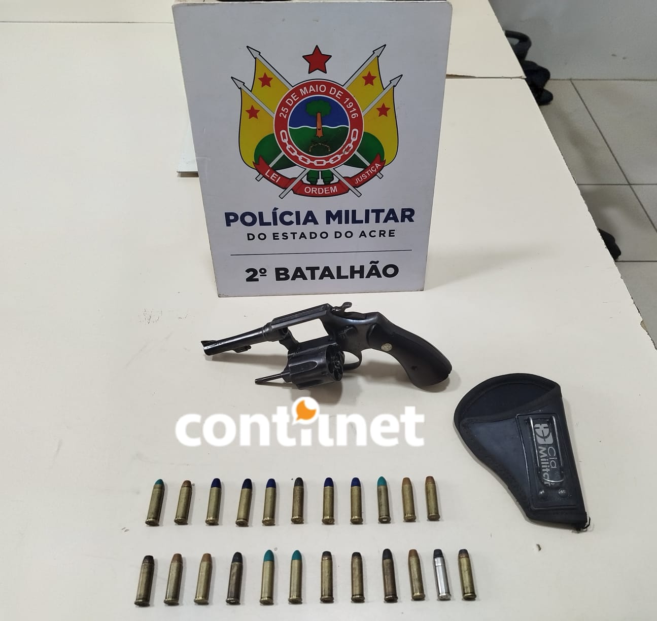 O adolescente ainda tentou esconder um revólver calibre 38