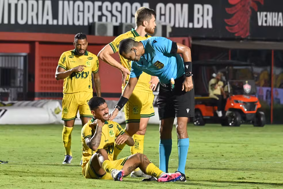 O Mirassol vive o seu momento mais turbulento desde que ascendeu à elite do futebol nacional. O time que encantou o Brasil em 2025 agora sofre para se encontrar em campo.