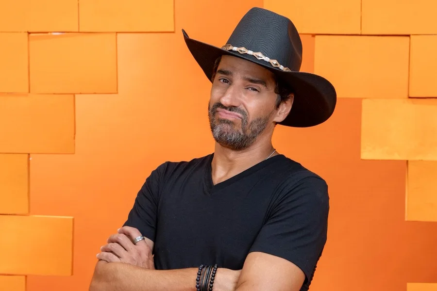 A jornada de Alberto Cowboy no BBB 26 chegou ao fim neste domingo (29/03). O vilão histórico da sétima edição, que retornou como veterano, não resistiu ao Paredão contra Leandro Boneco (28,74%) e Jordana (3,31%).