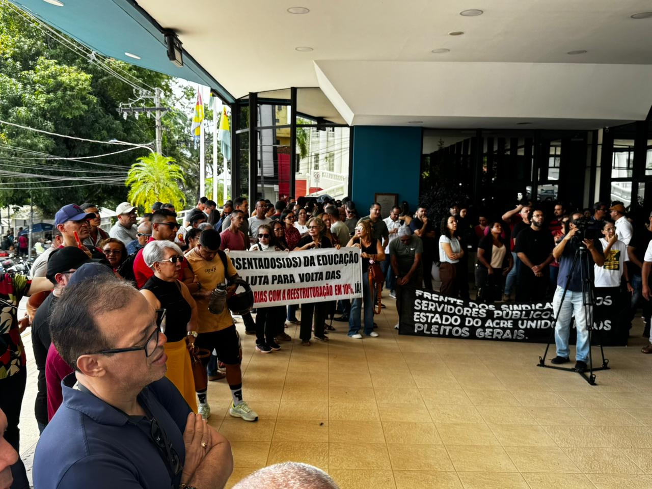 Os servidores exigem do Governo do Estado o cumprimento de diversas pautas