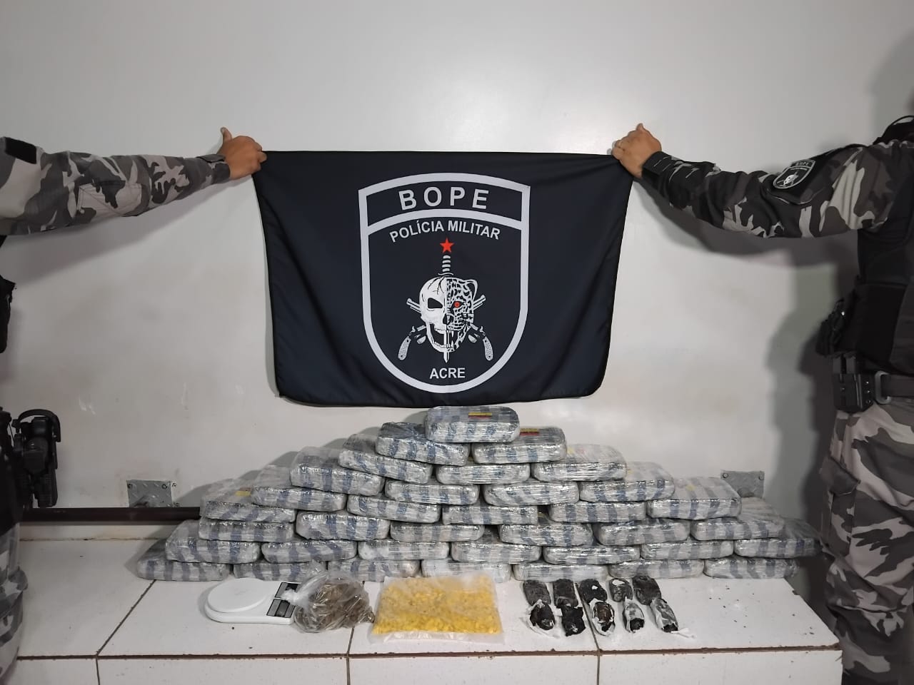 Polícia apreende 37 kg de skunk, haxixe e quase mil comprimidos de ecstasy