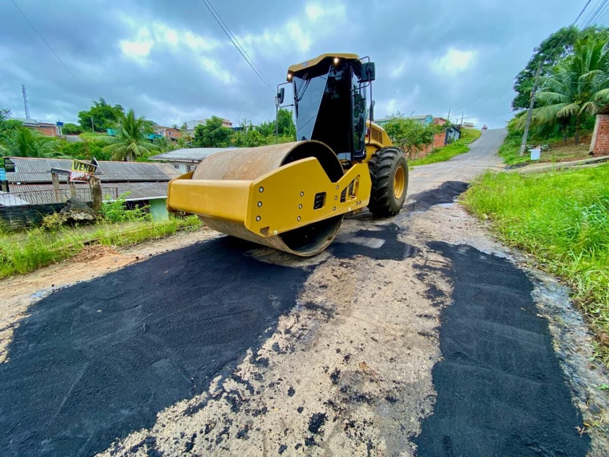 Equipes da Secretaria Municipal de Obras realizam a Operação Tapa-Buraco na Rua Pernambuco, no bairro Colégio, melhorando a trafegabilidade e a segurança de motoristas e pedestres.
