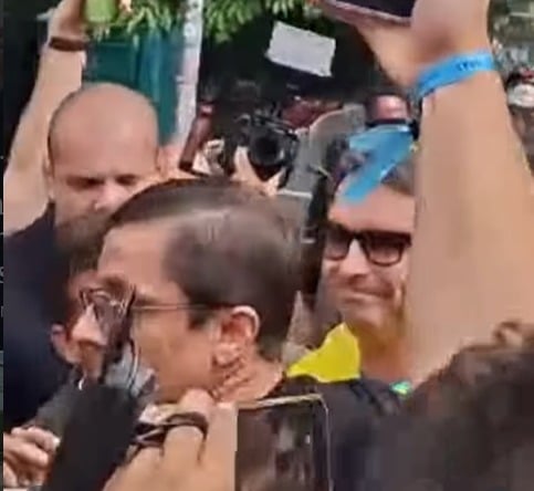 Flávio Bolsonaro e Nikolas Ferreira chegam à Paulista para ato bolsonarista