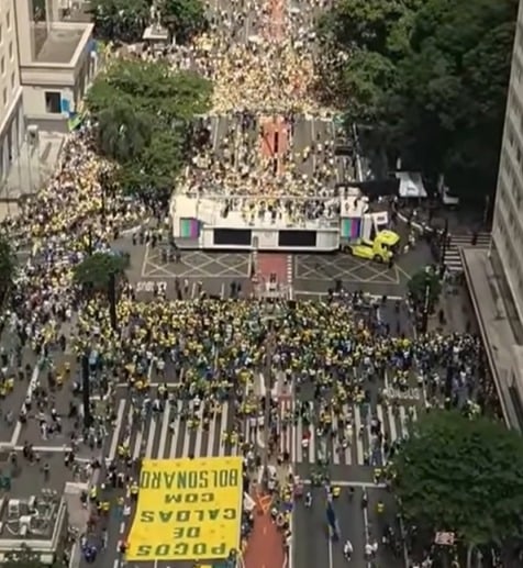 Bolsonaristas ocupam a Avenida Paulista em ato