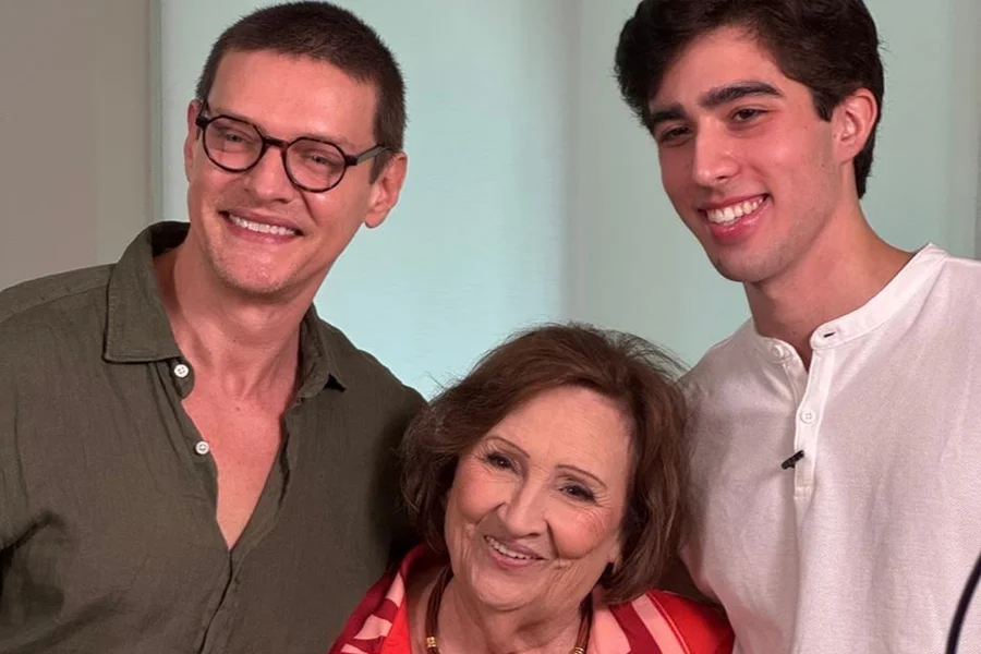 Após seis meses de audições intensas e milhares de candidatos, o mistério acabou. Os atores Pierre Baitelli e João Pedro Chaseliov foram os escolhidos para interpretar o lendário Paulo Gustavo no espetáculo "Meu Filho é Um Musical".