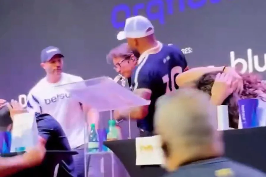 O confronto entre os campeões do Big Brother Brasil, Davi Brito (BBB 24) e Kleber Bambam (BBB 1), já começou fora do ringue. Durante a coletiva do Fight Music Show nesta quarta-feira (25/03), o clima de provocação extrapolou os limites e os dois lutadores partiram para a agressão física, sendo contidos às pressas pela equipe de segurança do evento.