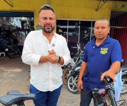 Empresário doa bicicleta nova para o entregador Wildson após assalto e mobiliza corrente de solidariedade nas redes sociais.