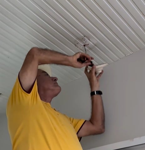 Bocalom aparece instalando luminária